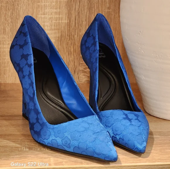 Gianni Bini Women's Self-Made Daisy Satin Blue Closed Toe Pumps Size 8.5 - Picture 2 of 7
